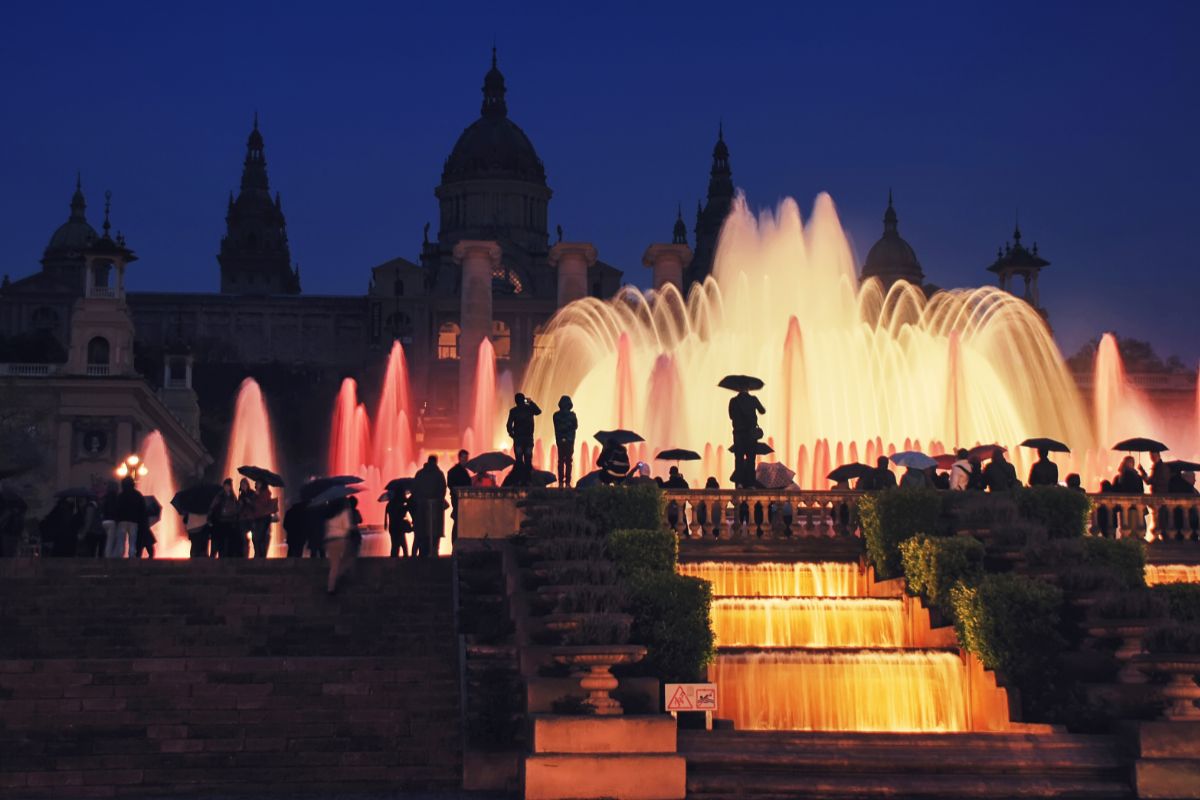 La fontaine magique de Montjuic à Barcelone le soir